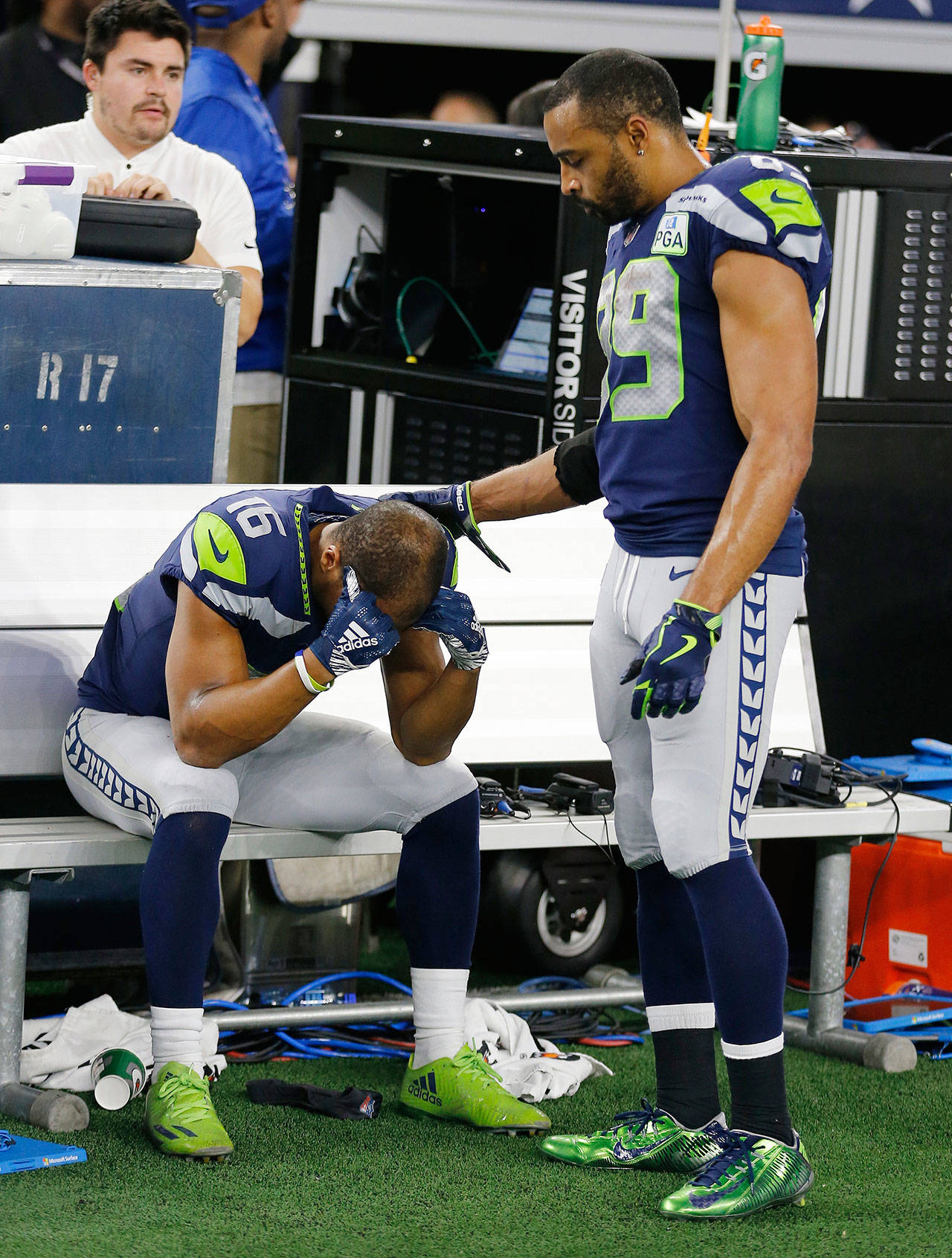 Seattle’s Tyler Lockett (left) is consoled by teammate Doug Baldwin after Saturday’s game in Arlington, Texas. (AP Photo/Michael Ainsworth)