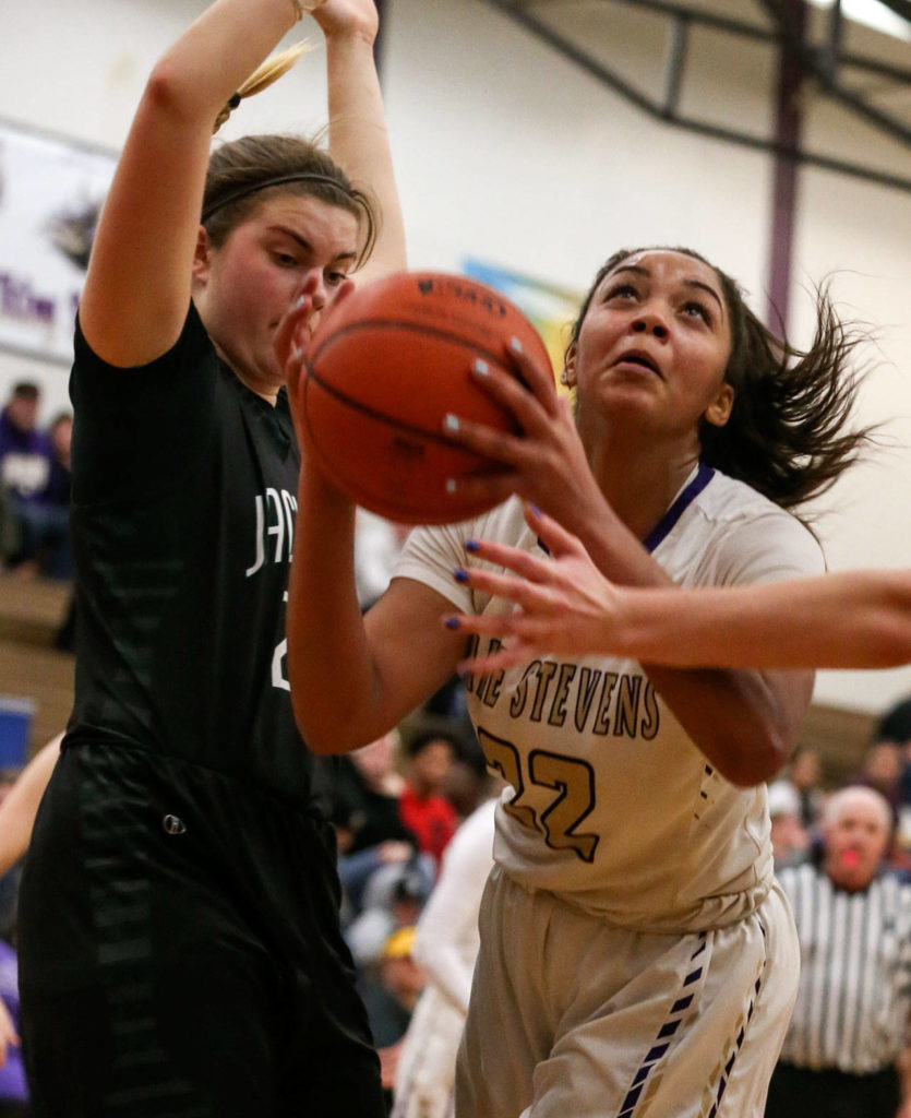Lake Stevens’ Raigan Reed (right) look to score with Jackson’s Olivia Skibiel defending during the Vikings’ 62-39 win Tuesday night at Lake Stevens High School. (Kevin Clark / The Herald)
