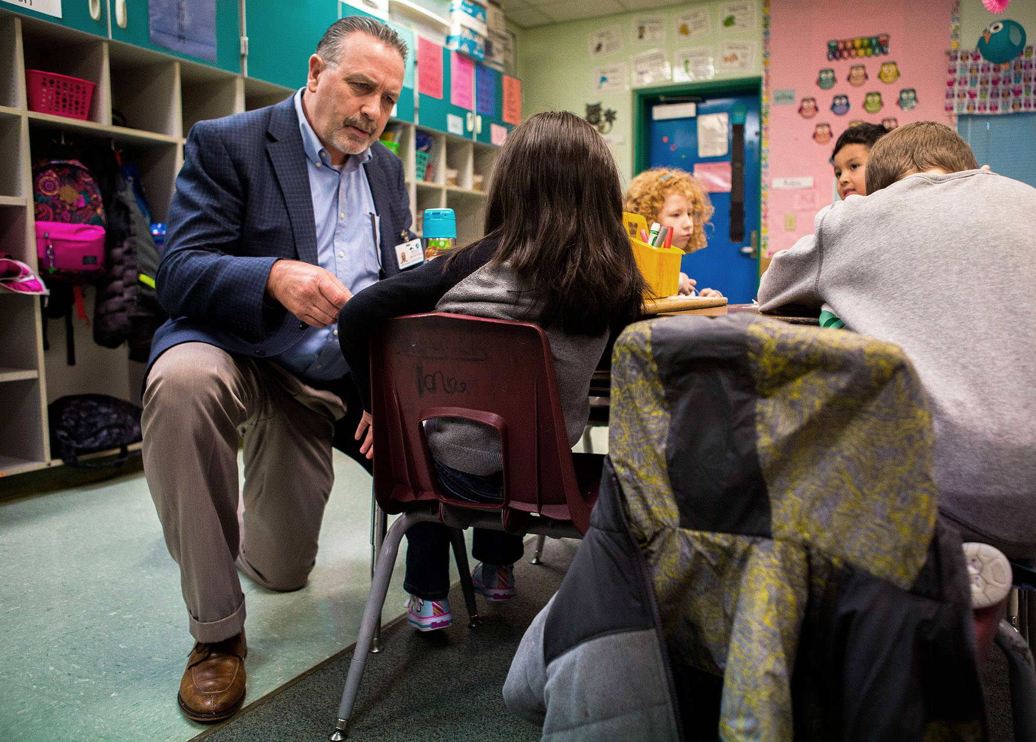 Marysville School District Superintendent Jason Thompson talks with Allen Creek Elementary first-grader Addie Perez in Marysville. (Olivia Vanni / The Herald)