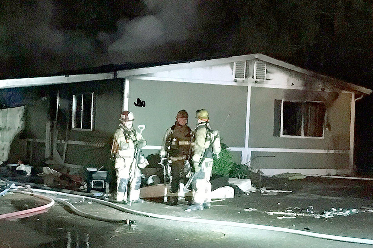 Fire burns mobile home near Woodinville, displaces residents