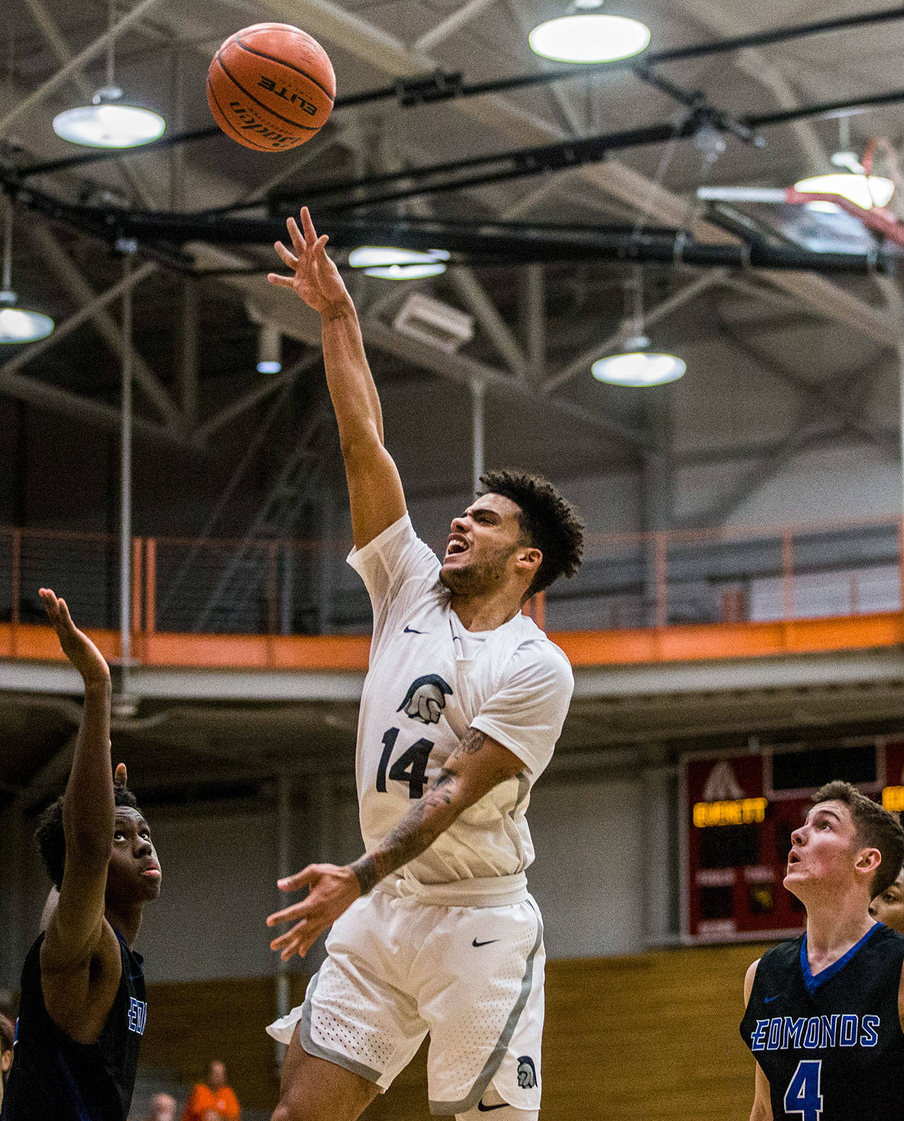 Everett’s Phalon Maddox (center) takes a shot while Edmonds’ Muhammed Kolly (left) and Thomas Doyle defend during a game on Jan. 19, 2019, in Everett. (Olivia Vanni / The Herald)