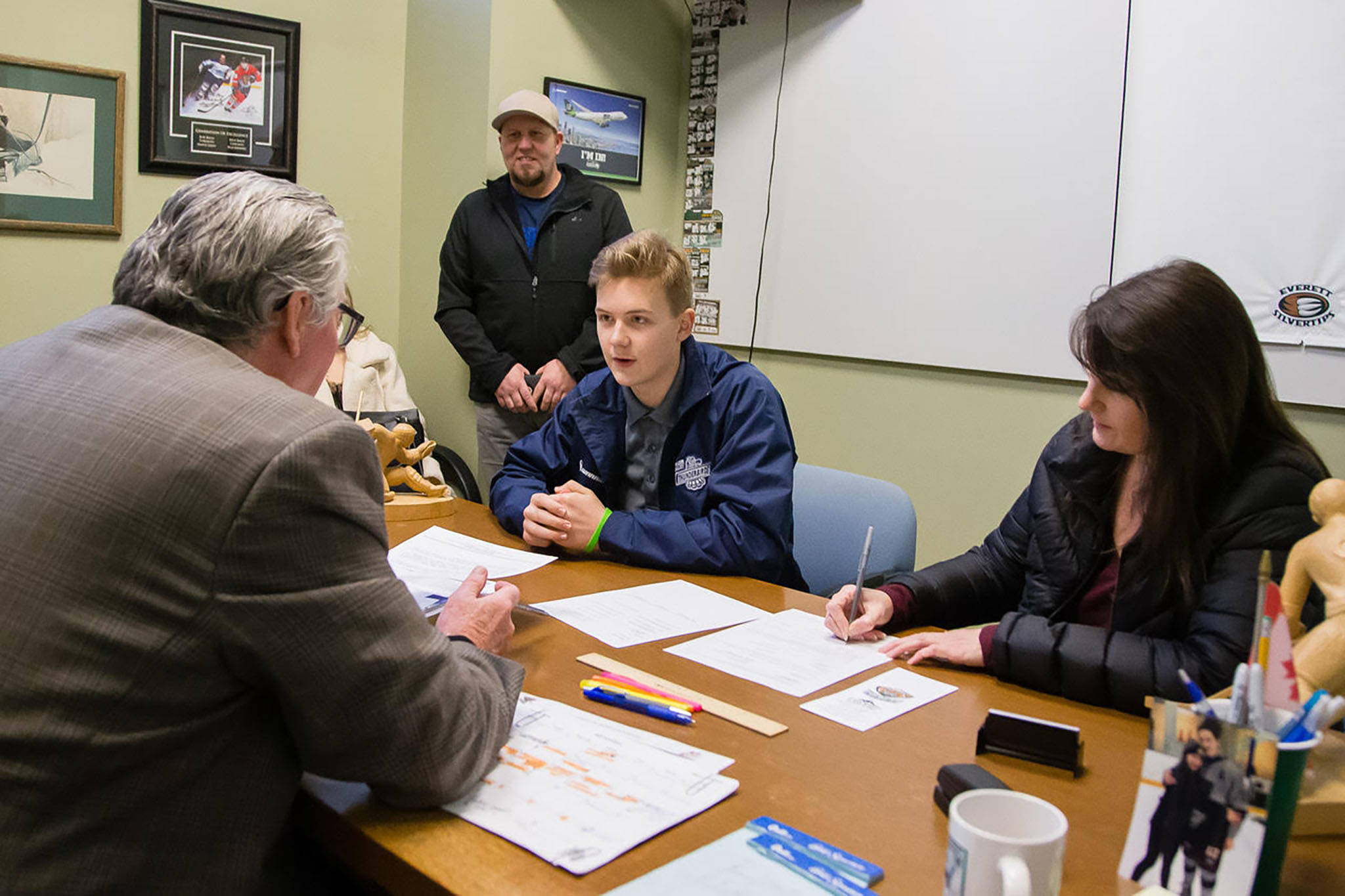 Jacob Wright (center), who signed with the Silvertips on Tuesday, chats with Everett general manager Garry Davidson (left) in his office. (Credit: Chris Mast/Everett Silvertips)