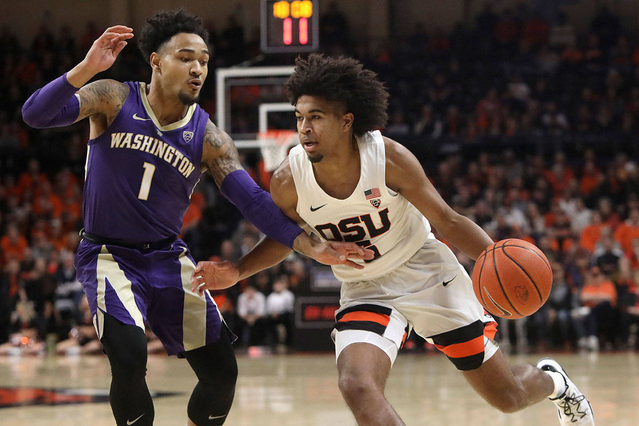 Oregon State’s Ethan Thompson (right) is guarded by Washington’s David Crisp (1) during the first half of a game on Jan. 26, 2019, in Corvallis, Ore. (AP Photo/Amanda Loman)