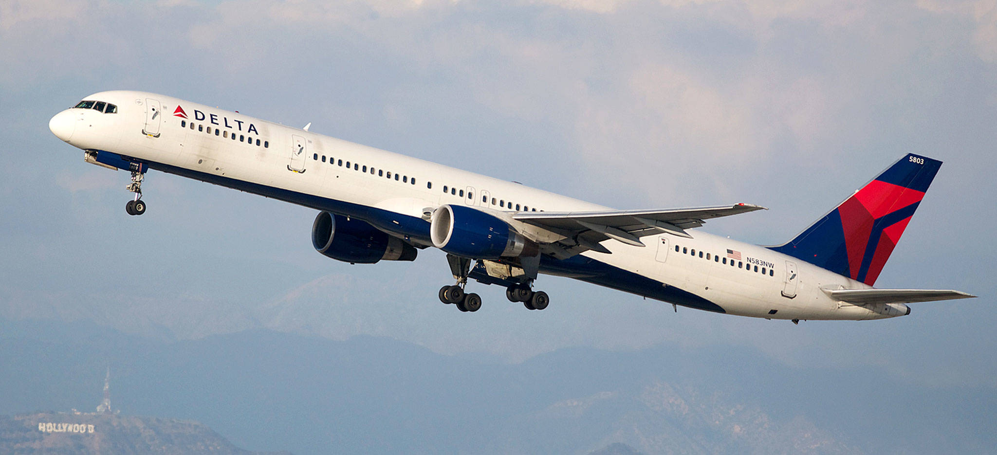 A Boeing 757 takes off from Los Angeles International Airport. Boeing is considering the launch of a new model, informally known as the 797, to effectively replace the 757, which is no longer in production. (BriYYZ via Wikimedia Commons)