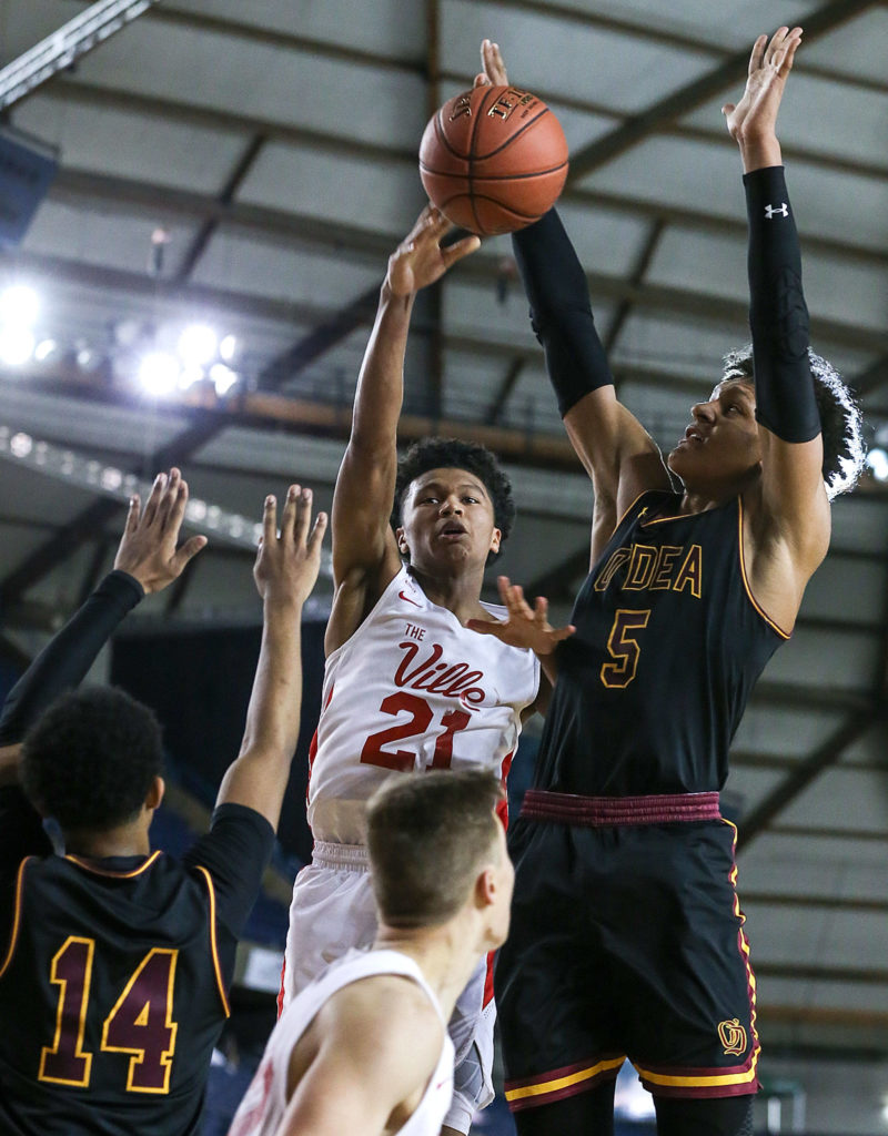Marysville-Pilchuck’s RaeQuan Battle attempts a pass with O’Dea Jaylon Ellis (left) and Paolo Banchero defending Thursday afternoon at the Tacoma Dome on February 28, 2019. The Tomahawks lost 63-53. (Kevin Clark / The Herald)
