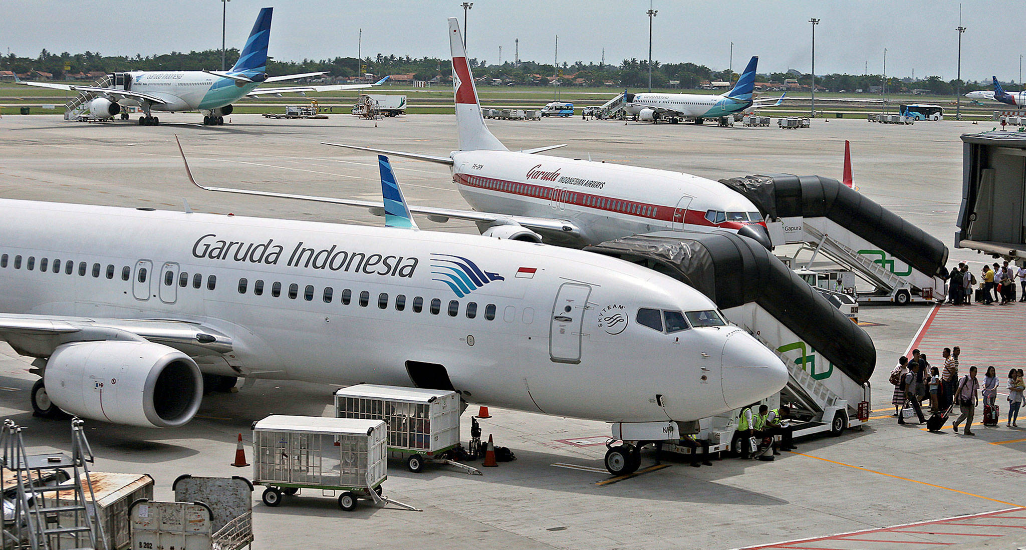A Garuda Indonesia airlines Boeing 737-800 at the Soekarno-Hatta International Airport in Tangerang, Indonesia, in 2017. Indonesia’s flag carrier is seeking to cancel a multibillion-dollar order for 49 Boeing 737 MAX 8 jets, citing a loss of confidence in the model following two crashes. (AP Photo/Dita Alangkara, File)