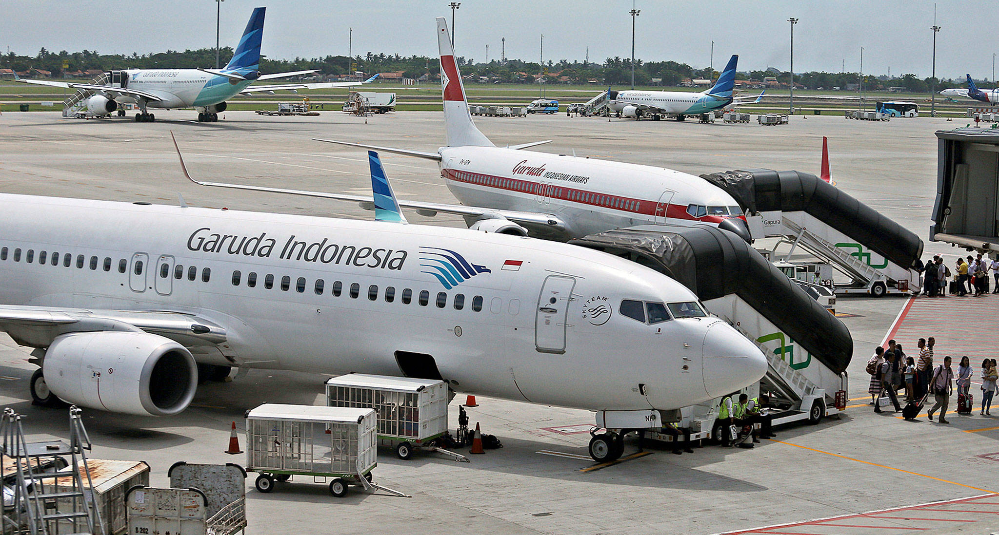 A Garuda Indonesia airlines Boeing 737-800 at the Soekarno-Hatta International Airport in Tangerang, Indonesia, in 2017. Indonesia’s flag carrier is seeking to cancel a multibillion-dollar order for 49 Boeing 737 MAX 8 jets, citing a loss of confidence in the model following two crashes. (AP Photo/Dita Alangkara, File)
