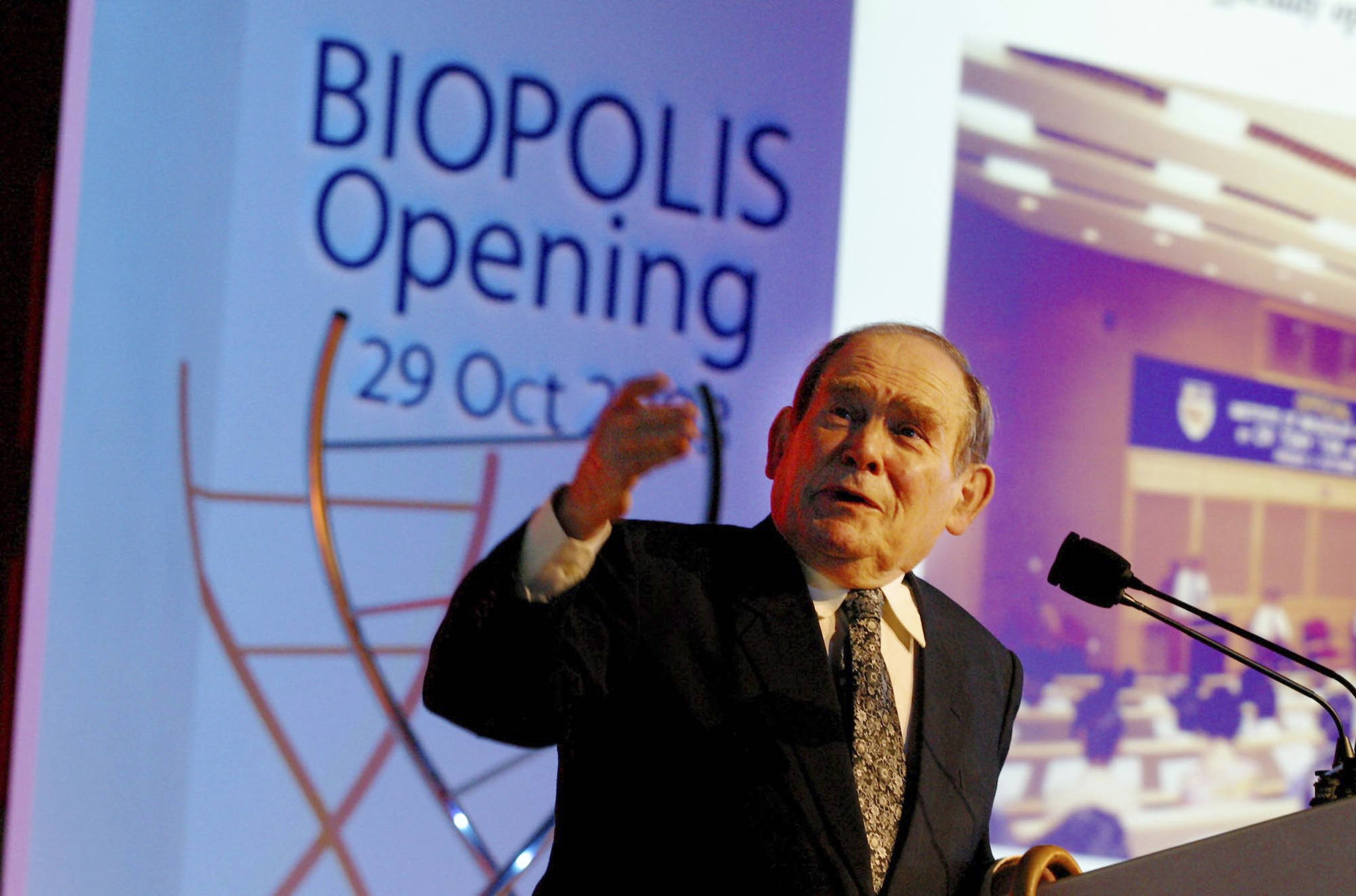 Sydney Brenner, who helped decipher genetic code, dies at 92