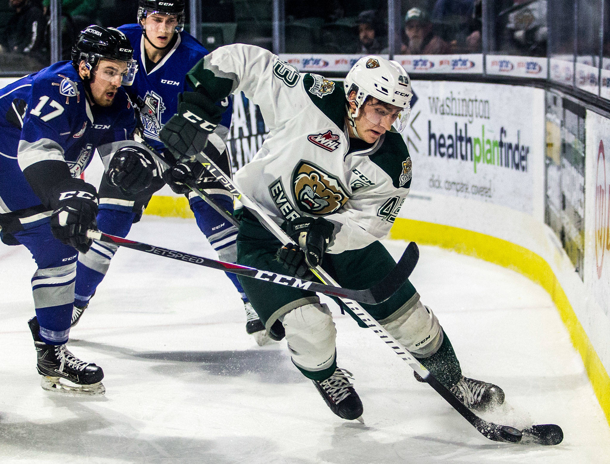 The Silvertips’ Connor Dewar skates behind the goal with the puck during a game against the Victoria Royals on Jan. 20 in Everett. (Olivia Vanni / The Herald)