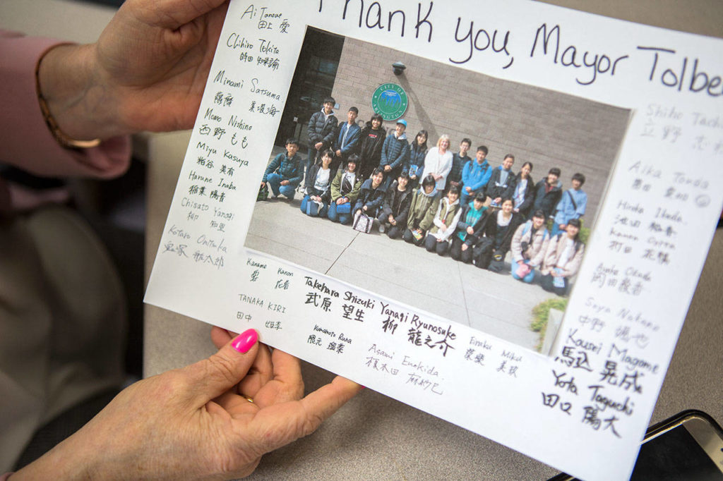 Barbara Tolbert shows one of the many thank you notes she has received over the eight years she has been mayor on Wednesday, April 17, 2019 in Arlington, Wash. (Olivia Vanni / The Herald)
