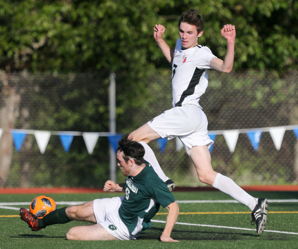 Shorecrest’s Gavin McFarlane (bottom) makes a tackle against Snohomish’s Adam Kowalchyk in a 3A district winner-to-state, loser-out match on May 9, 2019, in Shoreline. (Kevin Clark / The Herald)
