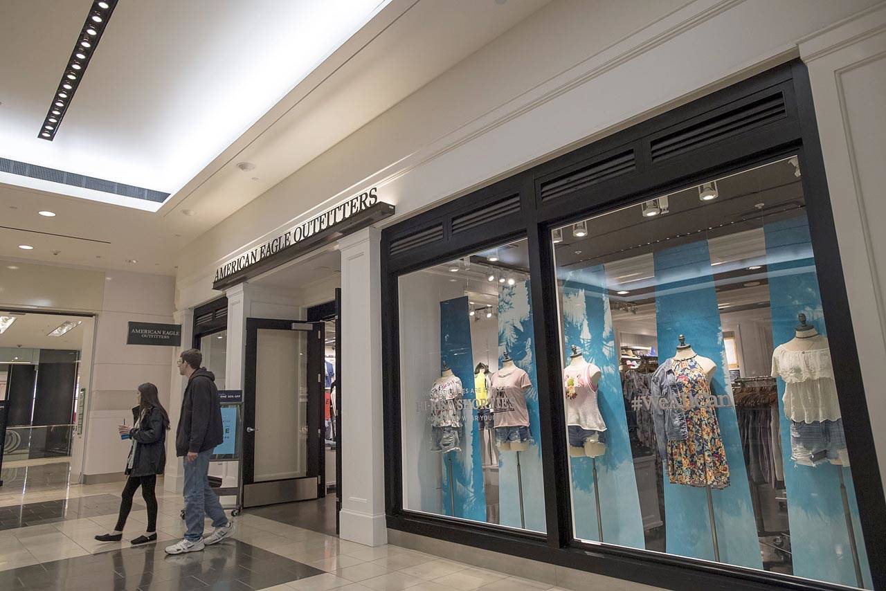 Customers exit an American Eagle Outfitters store in San Francisco.(Bloomberg photo by David Paul Morris)