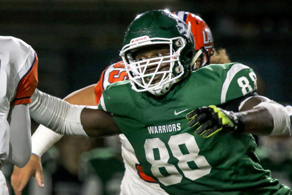 Edmonds-Woodway’s Ali Gaye rushes the passer during a Nov. 4, 2016 game at Edmonds Stadium. Gaye has verbally committed to transfer to LSU for the 2020 season. (Kevin Clark / The Herald)
