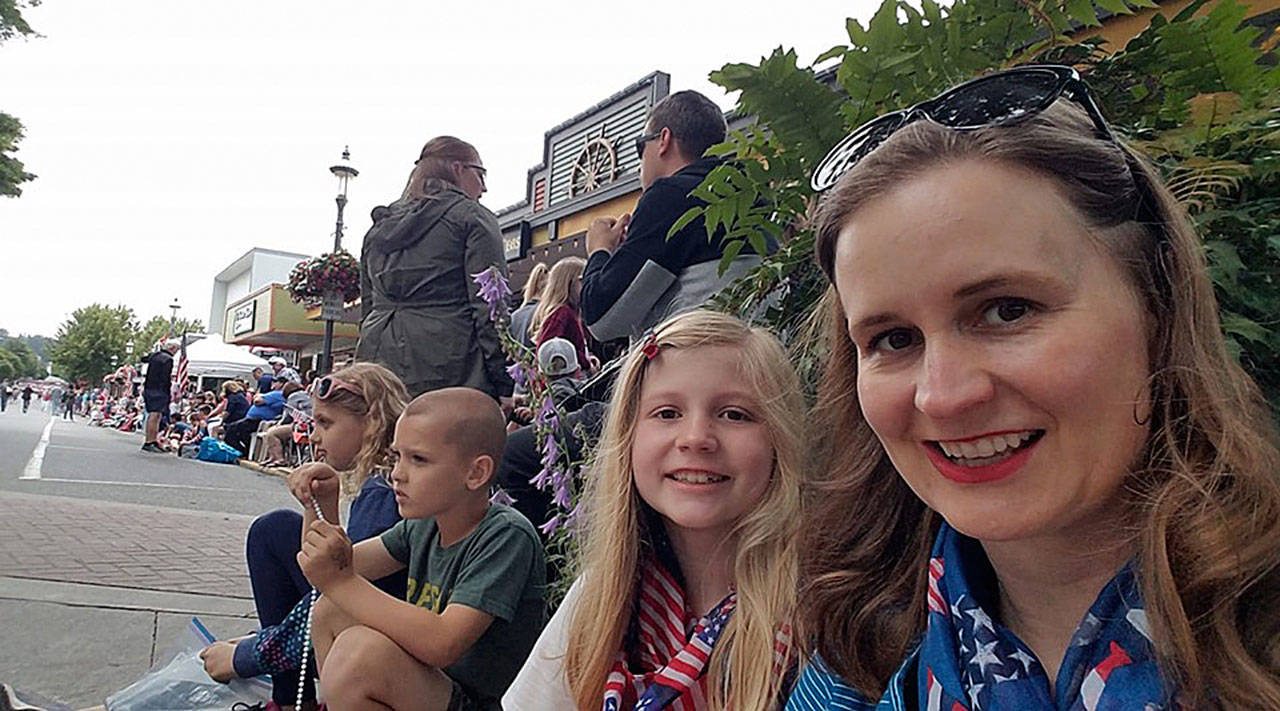 Columnist Jennifer Bardsley and her daughter enjoy An Edmonds Kind of Fourth parade — even without chairs to sit in. (Jennifer Bardsley)