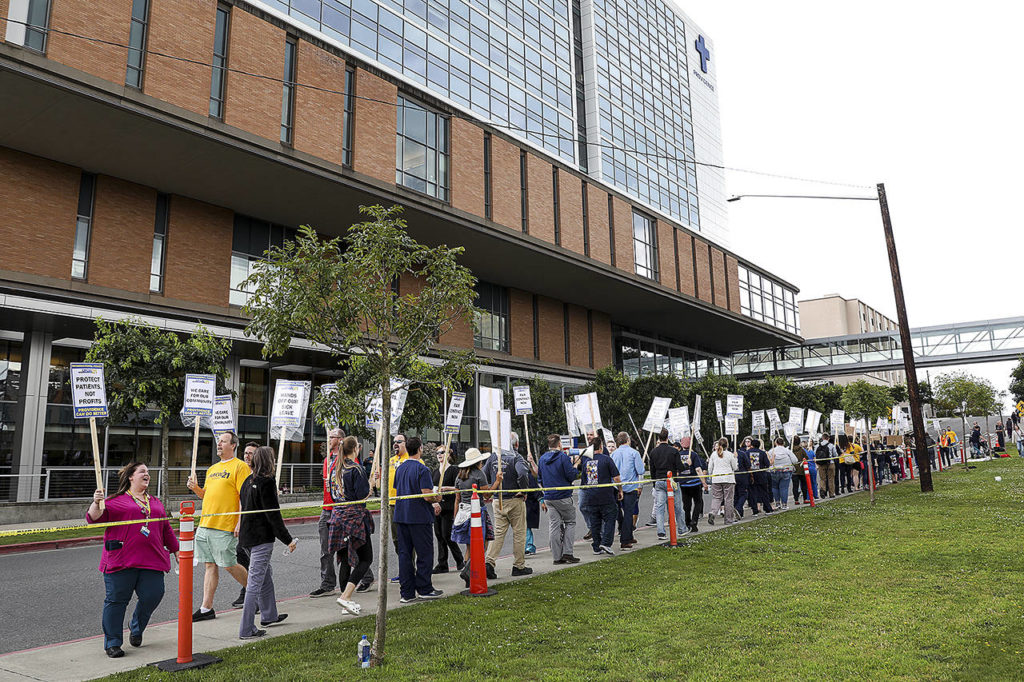 Members of United Food and Commercial Workers Local 21 held an information picket outside Providence Regional Medical Center Everett on June 27. (Lizz Giordano / The Herald)
