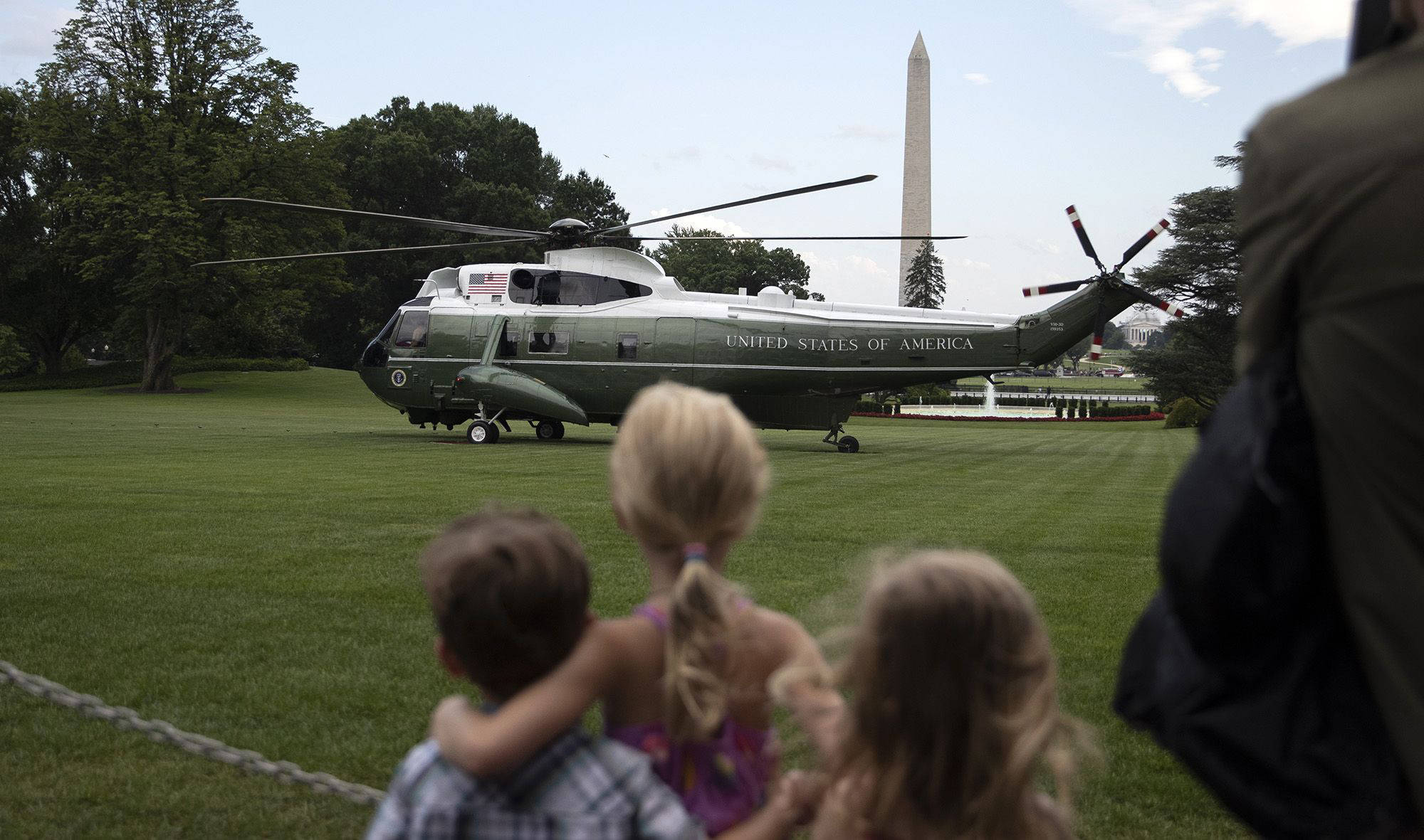 Trump’s new helicopter scorches the White House lawn