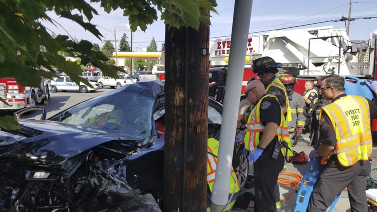 1 trapped in car, 2 taken to hospital after crash in Everett
