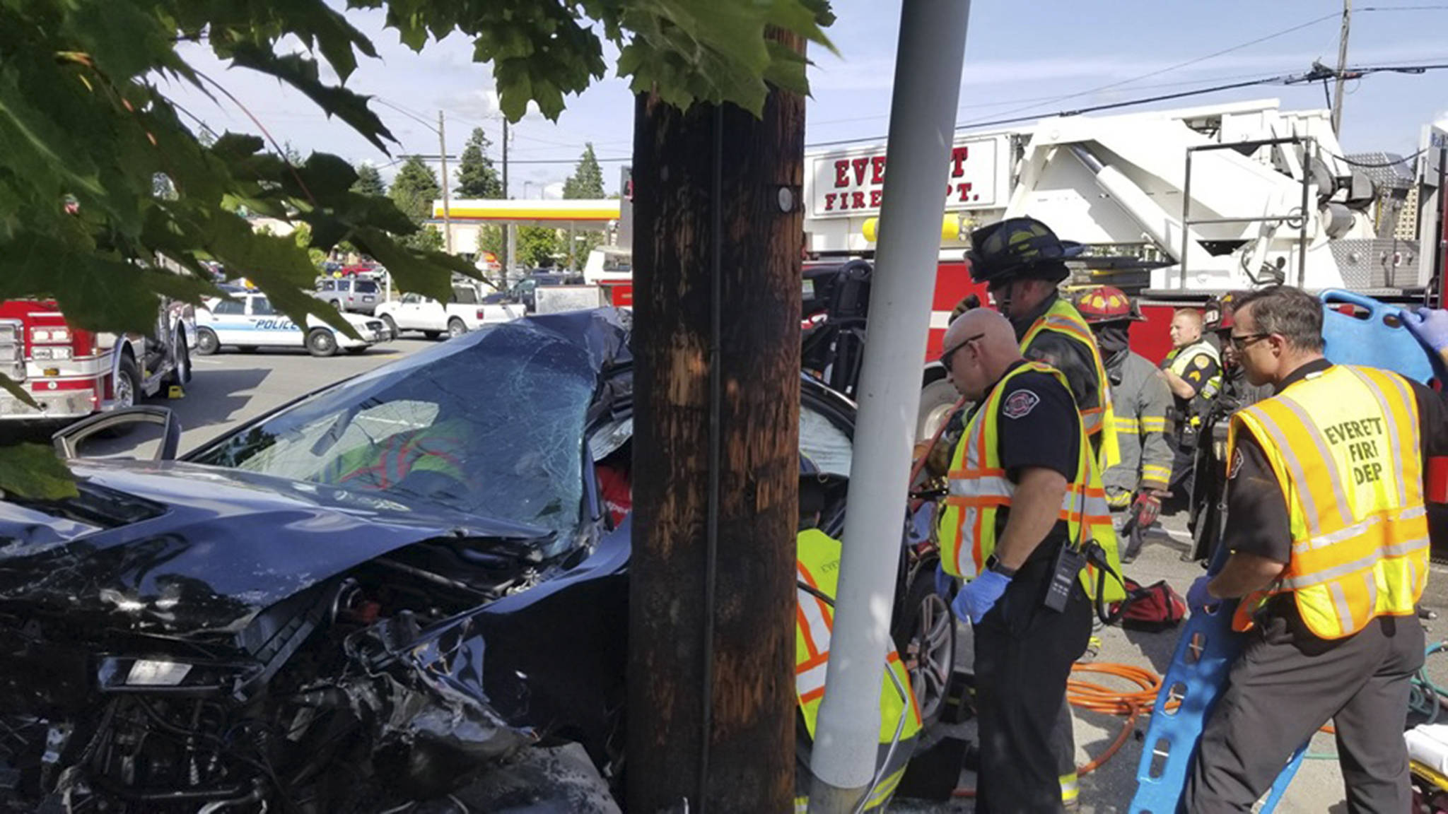 1 trapped in car, 2 taken to hospital after crash in Everett