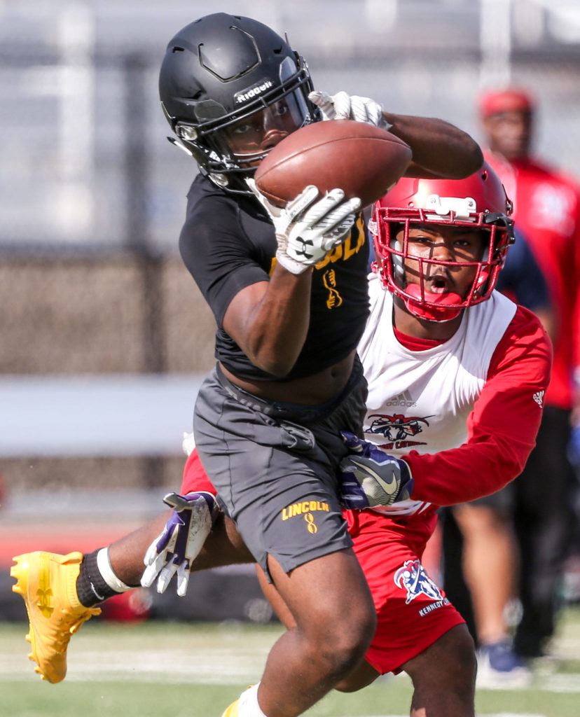 Lincoln’s Majesty Irvin makes a catch in front of Kennedy Catholic’s AJ Keys. (Kevin Clark / The Herald)
