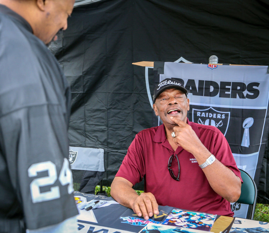 Former Oakland Raider makes appearance at Everett car show