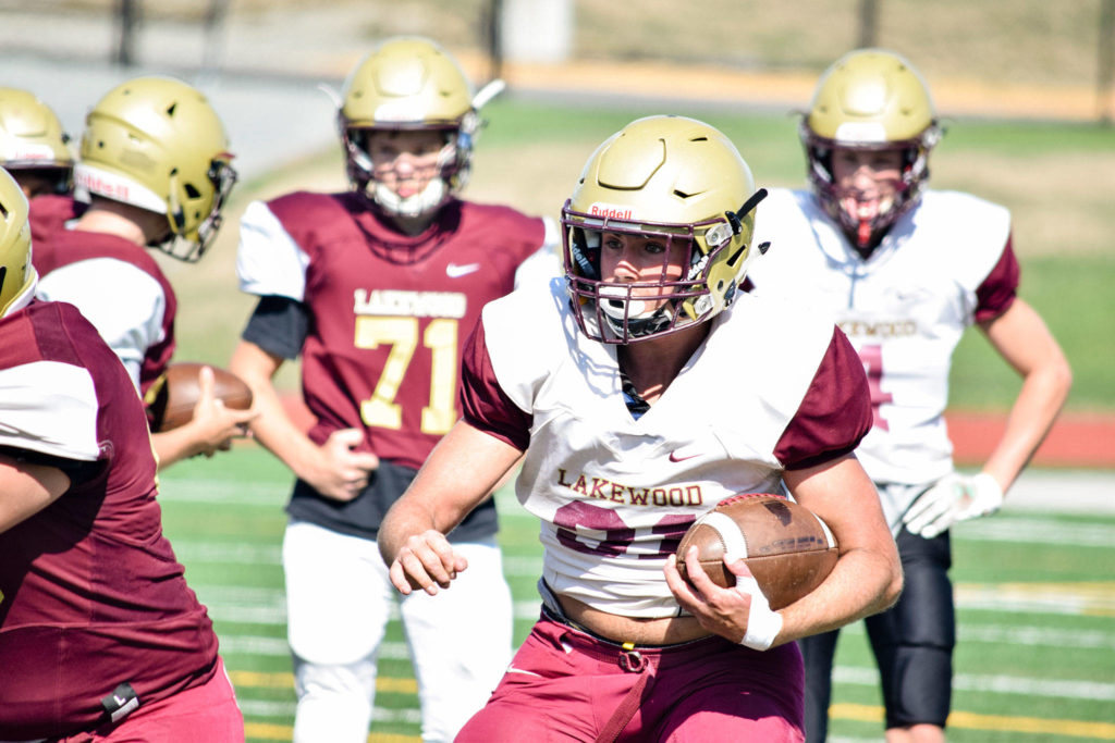 Senior Jackson Schultz runs towards the defense during three-on-three drills on Aug. 28, 2019, at Lakewood High School in Arlington. (Katie Webber / The Herald)
