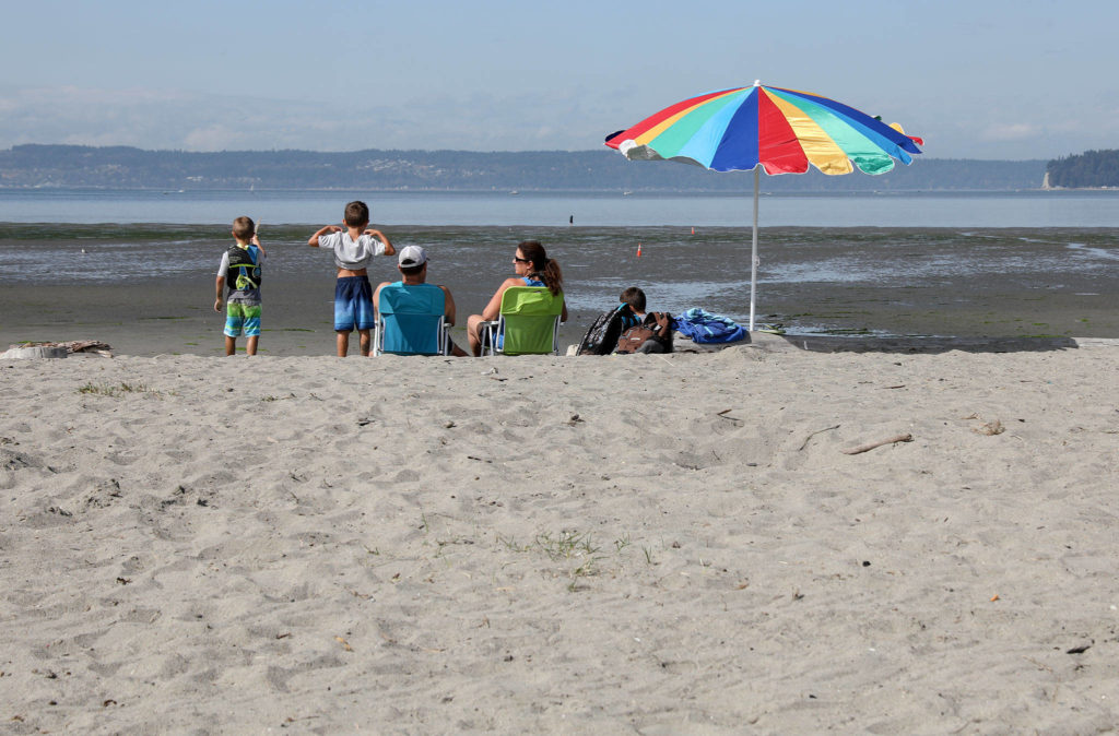 A family takes advantage of the last weekend the Jetty Island ferry operates. (Lizz Giordano / The Herald)
