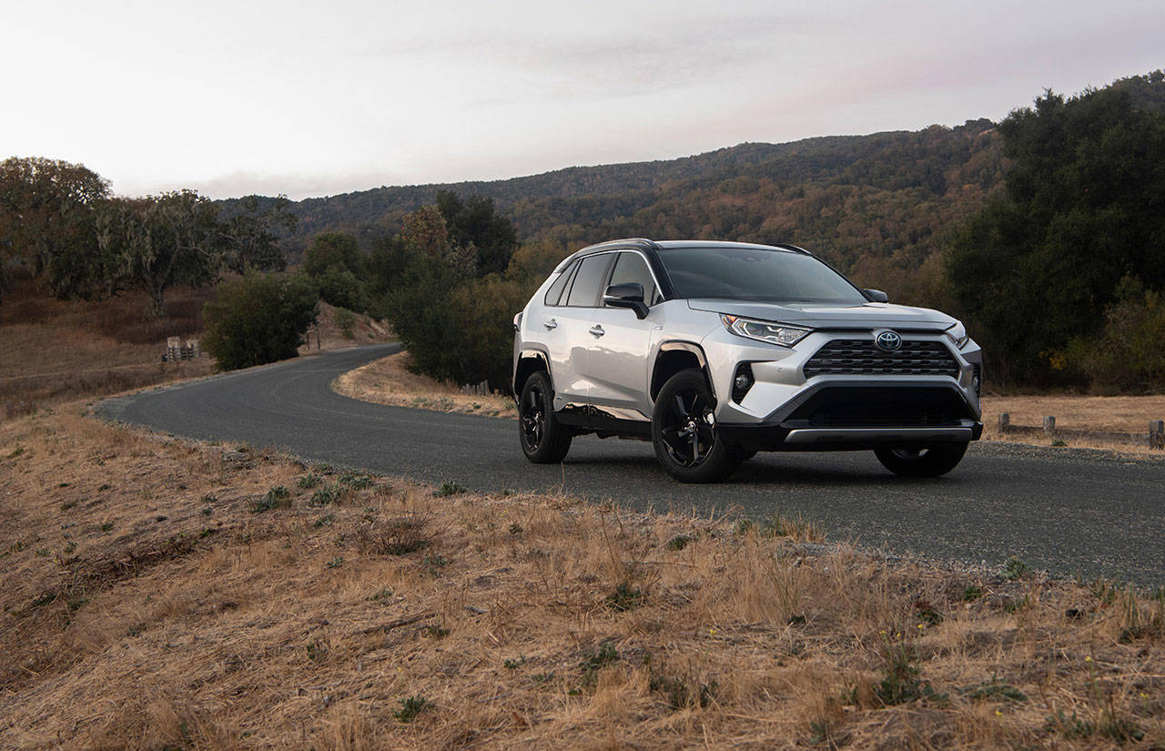 Features exclusive to the sporty 2019 Toyota RAV4 Hybrid XSE include black exterior accents and two-tone exterior paint with a black roof. (Manufacturer photo)