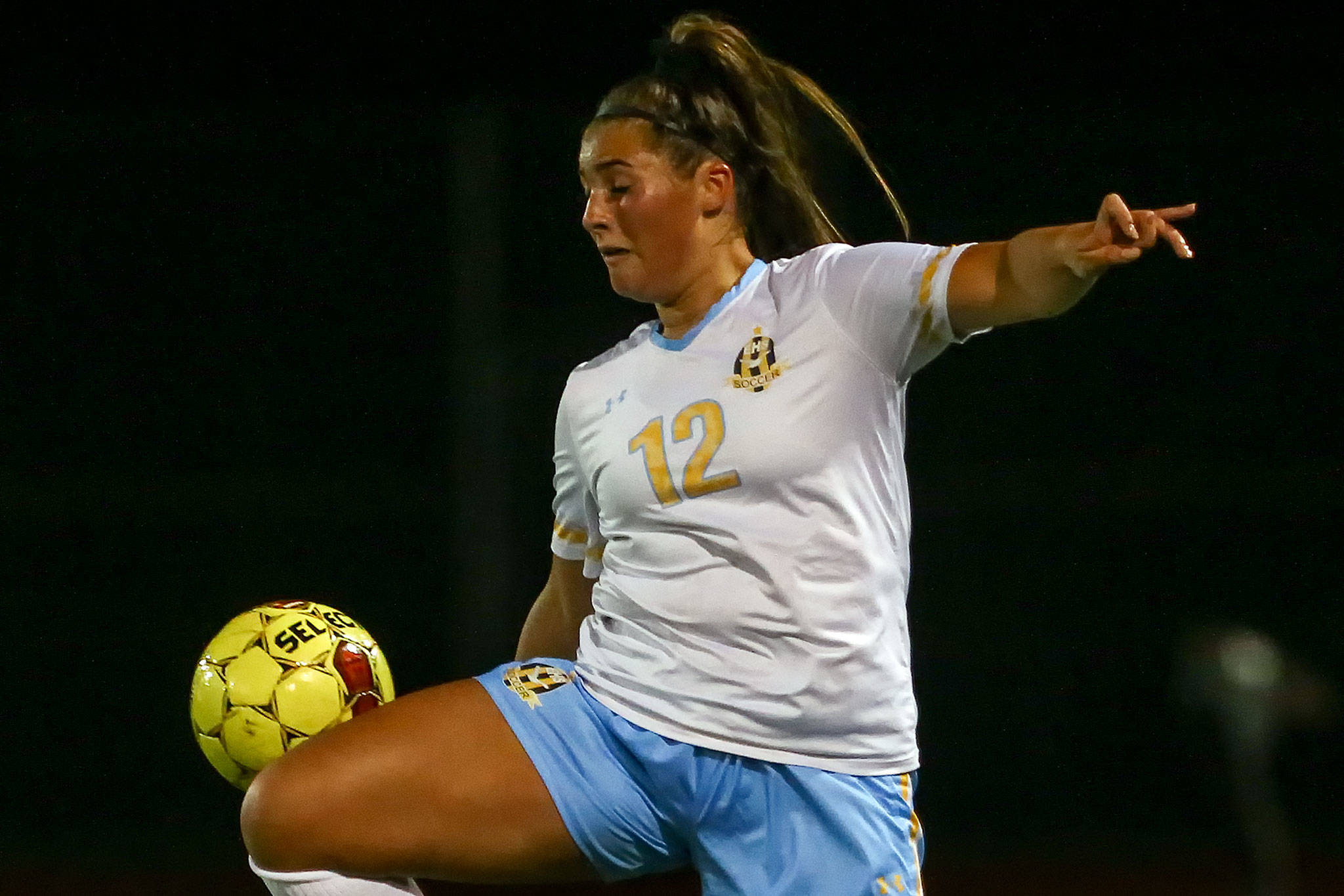 Everett’s Kelsey Price controls the ball against Mountlake Terrace on Tuesday night at Lynnwood High School on Sept. 17, 2019. (Kevin Clark / The Herald)