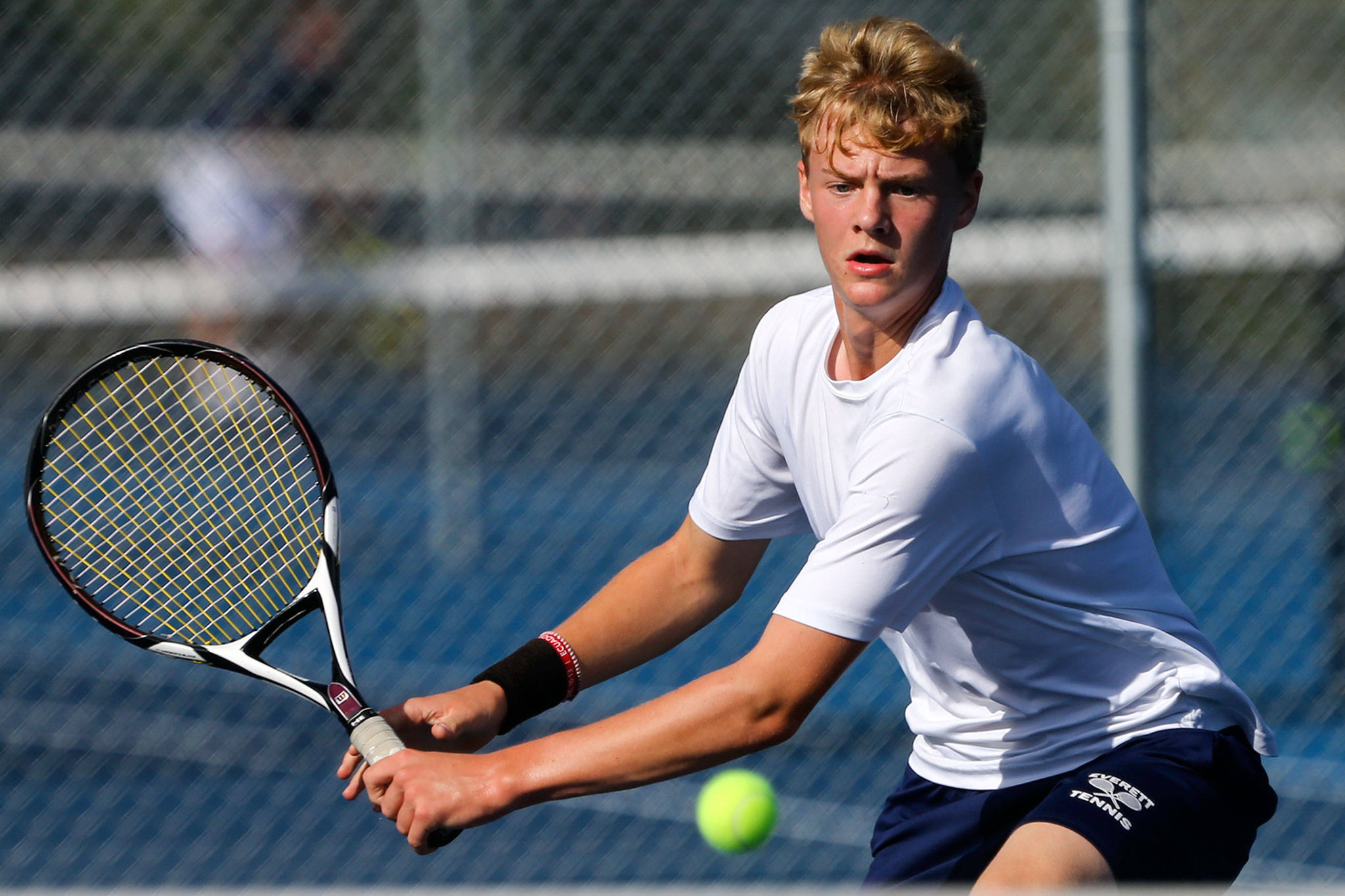 Everett’s Aaron Robertson plays a return during a Wesco 3A North match against Arlington on Thursday at Clark Park in Everett. Robertson and the Seagulls lost, 6-1, to the Eagles. (Kevin Clark / The Herald)