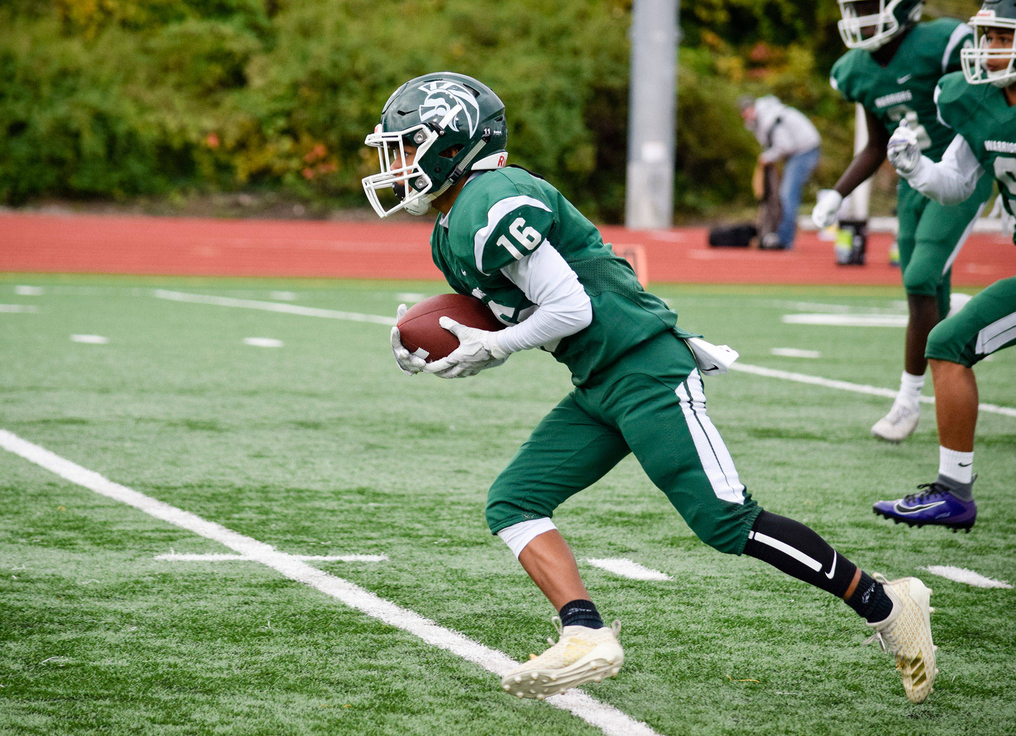 Sophomore running back Trey Smith runs for Edmonds-Woodway against Lynnwood on Friday at Edmonds Stadium. (Katie Webber / The Herald)