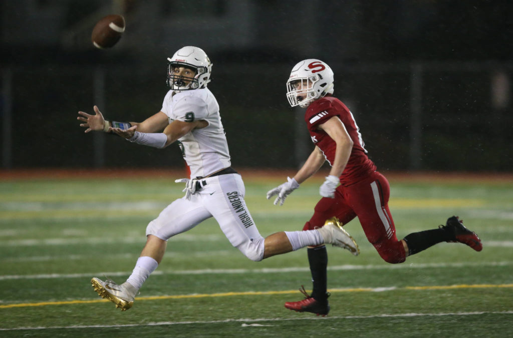 Shorecrest’s Derreck Williams (9) hauls in a pass as Shorecrest beat Snohomish 36-35 at Veterans Stadium at Snohomish High School on Friday, Oct. 4, 2019 in Snohomish, Wash. (Andy Bronson / The Herald)
