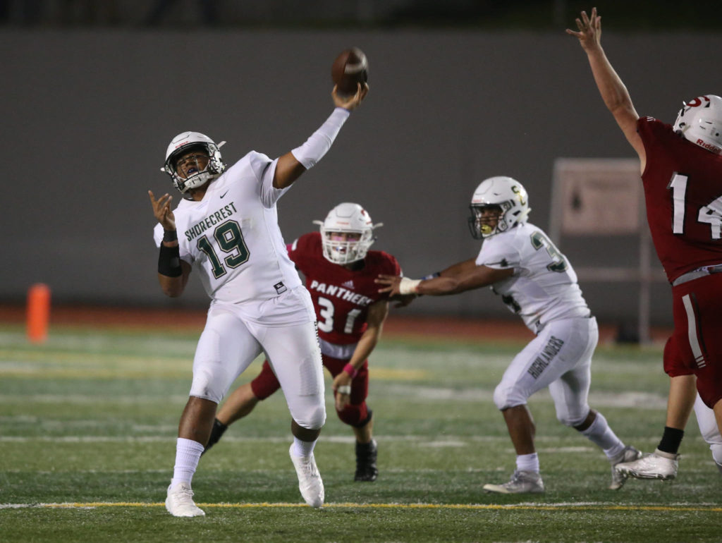 Shorecrest’s Eladio Fountain throws a pass as Shorecrest’s Derreck Williams (9) hauls in a pass for a touch down as Shorecrest beat Snohomish 36-35 at Veterans Stadium at Snohomish High School on Friday, Oct. 4, 2019 in Snohomish, Wash. (Andy Bronson / The Herald)
