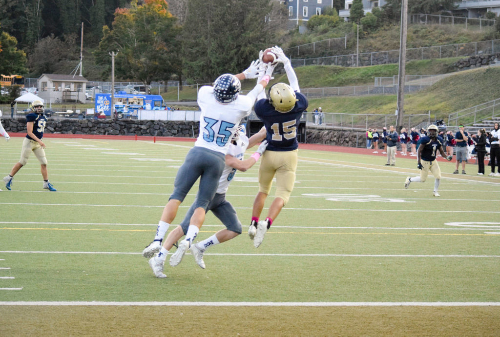 Sophomore wide receiver Evan Burns catches a first down at the 1-yard line for Everett against Meadowdale on Friday, Oct. 11 at Everett Memorial Stadium. (Katie Webber / The Herald)
