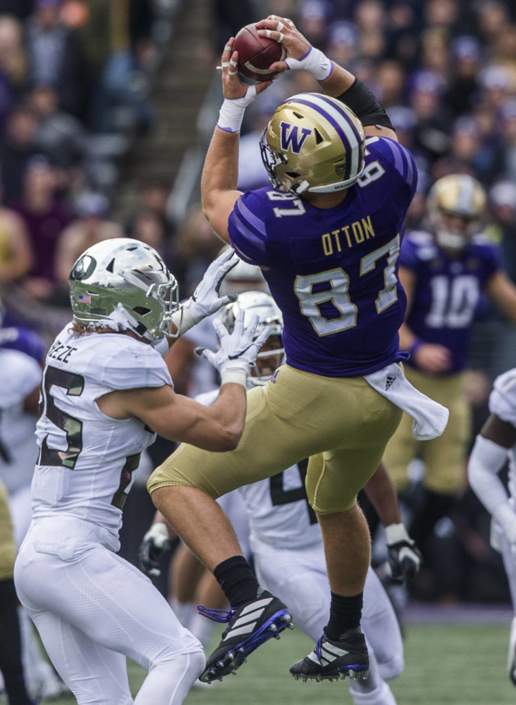 Washington Huskies’ Cade Otton makes a catch during the game against Oregon on Saturday, Oct. 19, 2019 in Seattle, Wash. (Olivia Vanni / The Herald)
