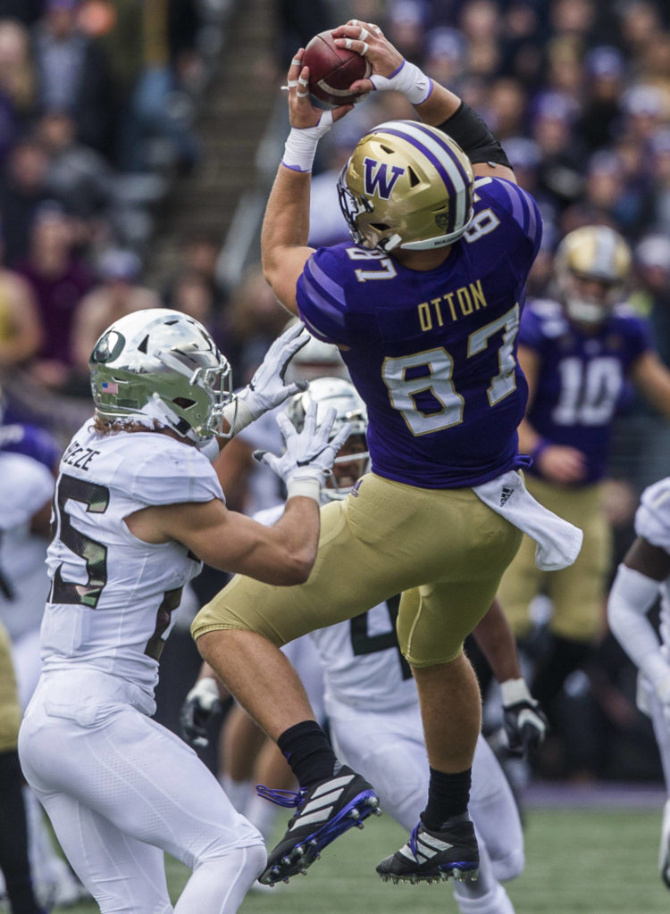 Washington Huskies’ Cade Otton makes a catch during the game against Oregon on Saturday, Oct. 19, 2019 in Seattle, Wash. (Olivia Vanni / The Herald)