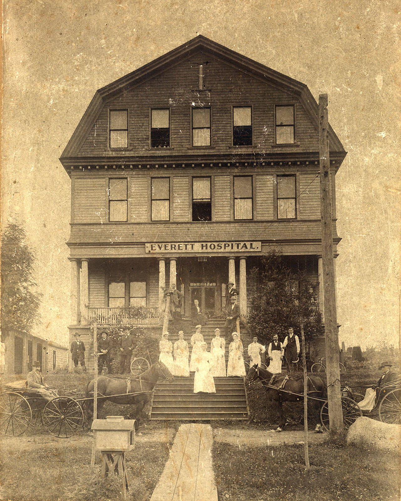 Everett’s first hospital circa 1900. In the two buggies are Dr. Cox and Dr. Hathaway, two of the city’s early practitioners. (Everett Public Library)