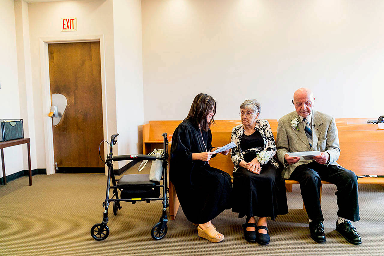 Kal Leichtman (right) with his bride-to-be, Marilyn Ogden, and District Court Judge Tam Bui, wait before the couple’s wedding on June 6, 2018, the 74th anniversary of D-Day. Leichtman, 93, died Oct. 11. (Kevin Clark / Herald file)
