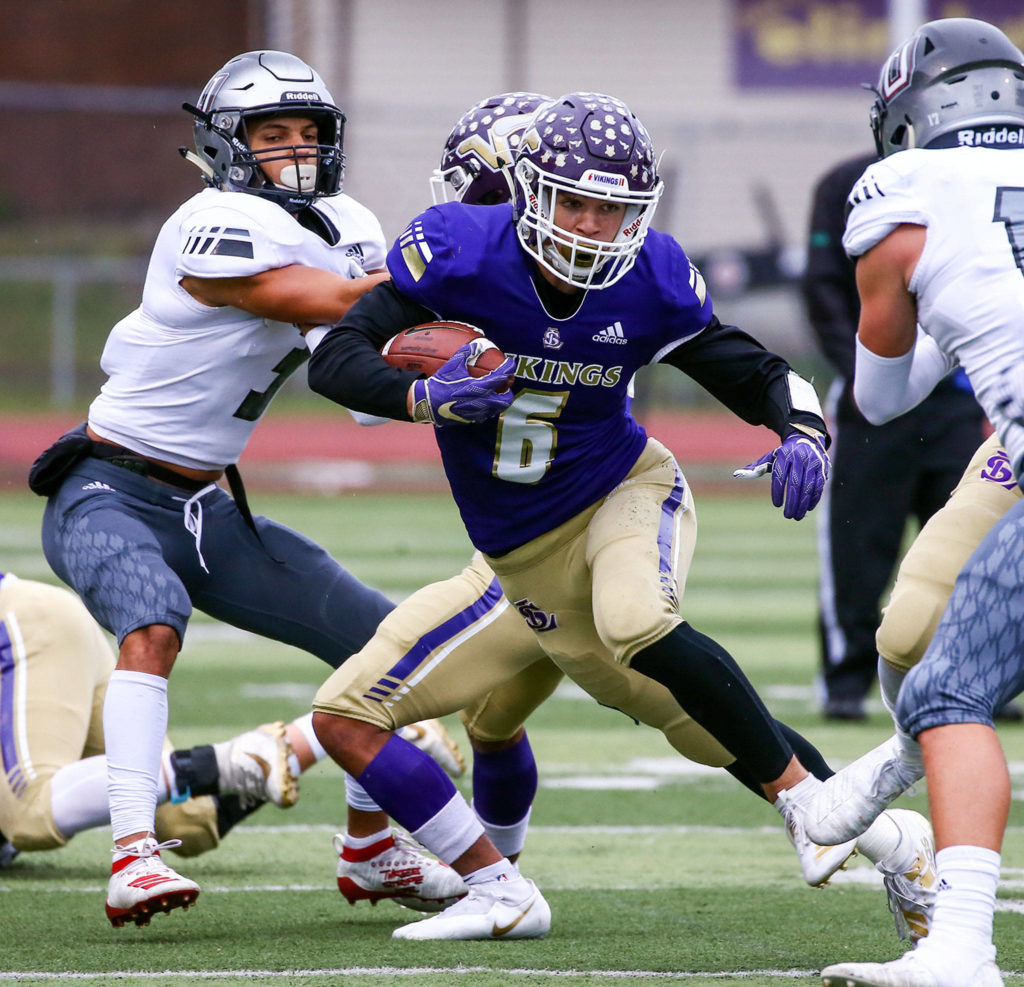 Lake Stevens’ Dallas Landeros rushes against Union Saturday afternoon at Lake Stevens High School on November 16, 2019. Lake Stevens won 28-21. (Kevin Clark / The Herald)
