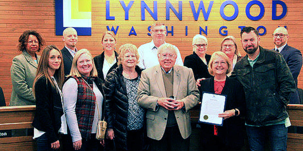 Citizen award winner Loren Simmonds, a Lynnwood resident and former council member, is pictured with his family and Council Vice President Christine Frizzell. (City of Lynnwood)
