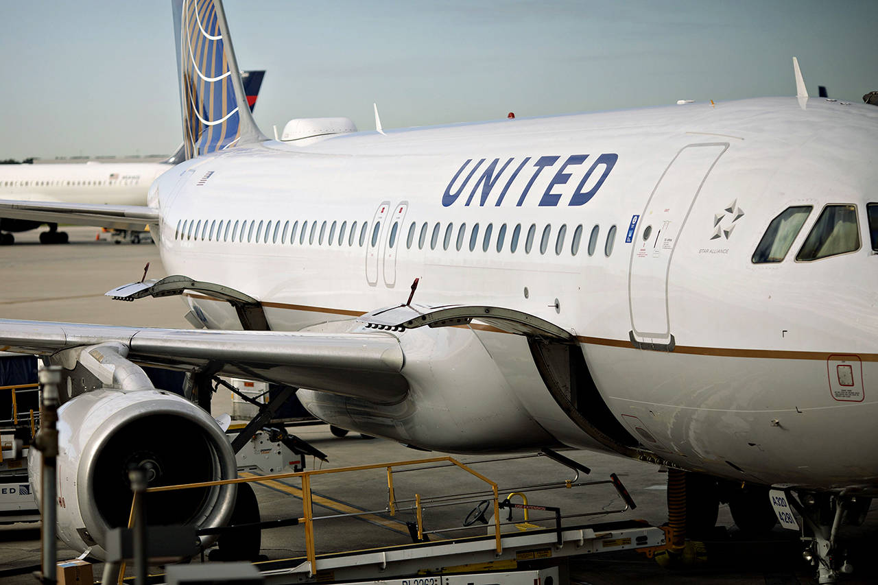 A United Airlines aircraft sits at a gate at OHare International Airport in Chicago on Oct. 17. (Daniel Acker/Bloomberg)