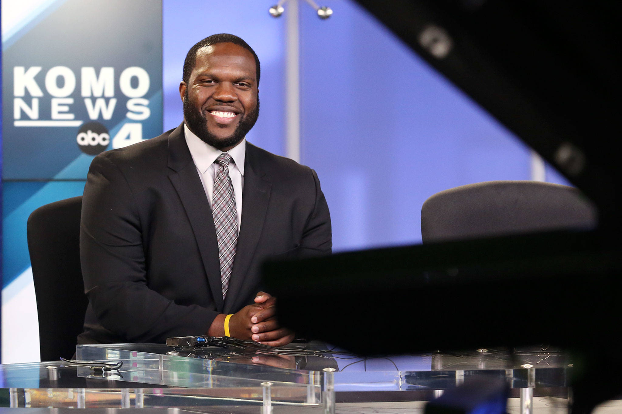 Femi Abebefe, a 2008 graduate of Everett’s Cascade High School, sits at the anchor desk at Seattle’s KOMO 4 News. Abebefe, 29, is the channel’s weekend sports anchor. (Kevin Clark / The Herald)