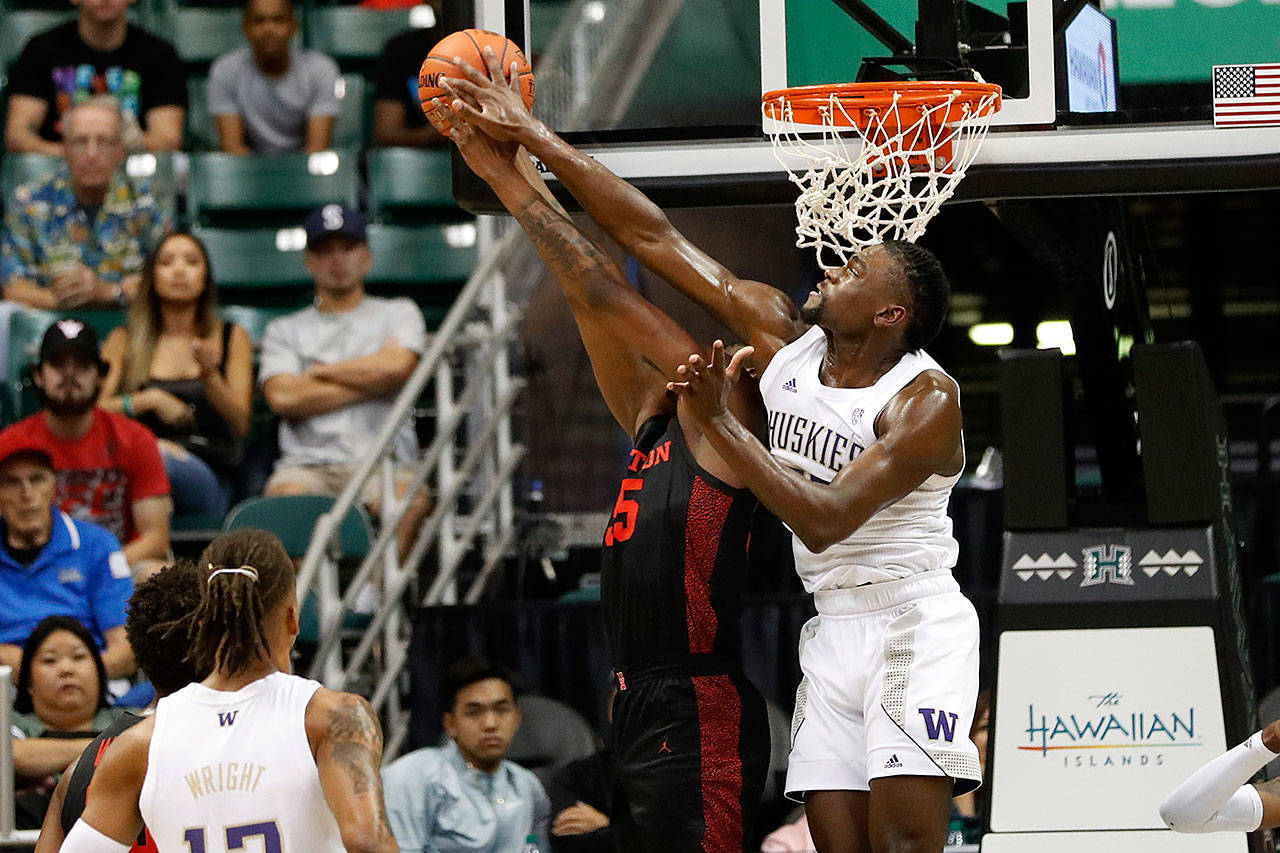 Washingtons Isaiah Stewart (33) blocks Houstons Brison Greshams shot during the championship game of the Diamond Head Classic on Wednesday in Honolulu. Stewart led all scorers with 25 points, but Houston beat the Huskies 75-71. (AP Photo/Marco Garcia)