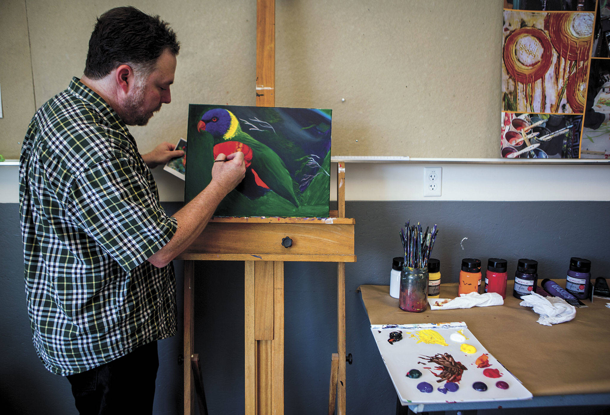 Pete Barth demonstrates how to paint feather details during his class at the Schack Art Center in Everett. (Olivia Vanni / The Herald)