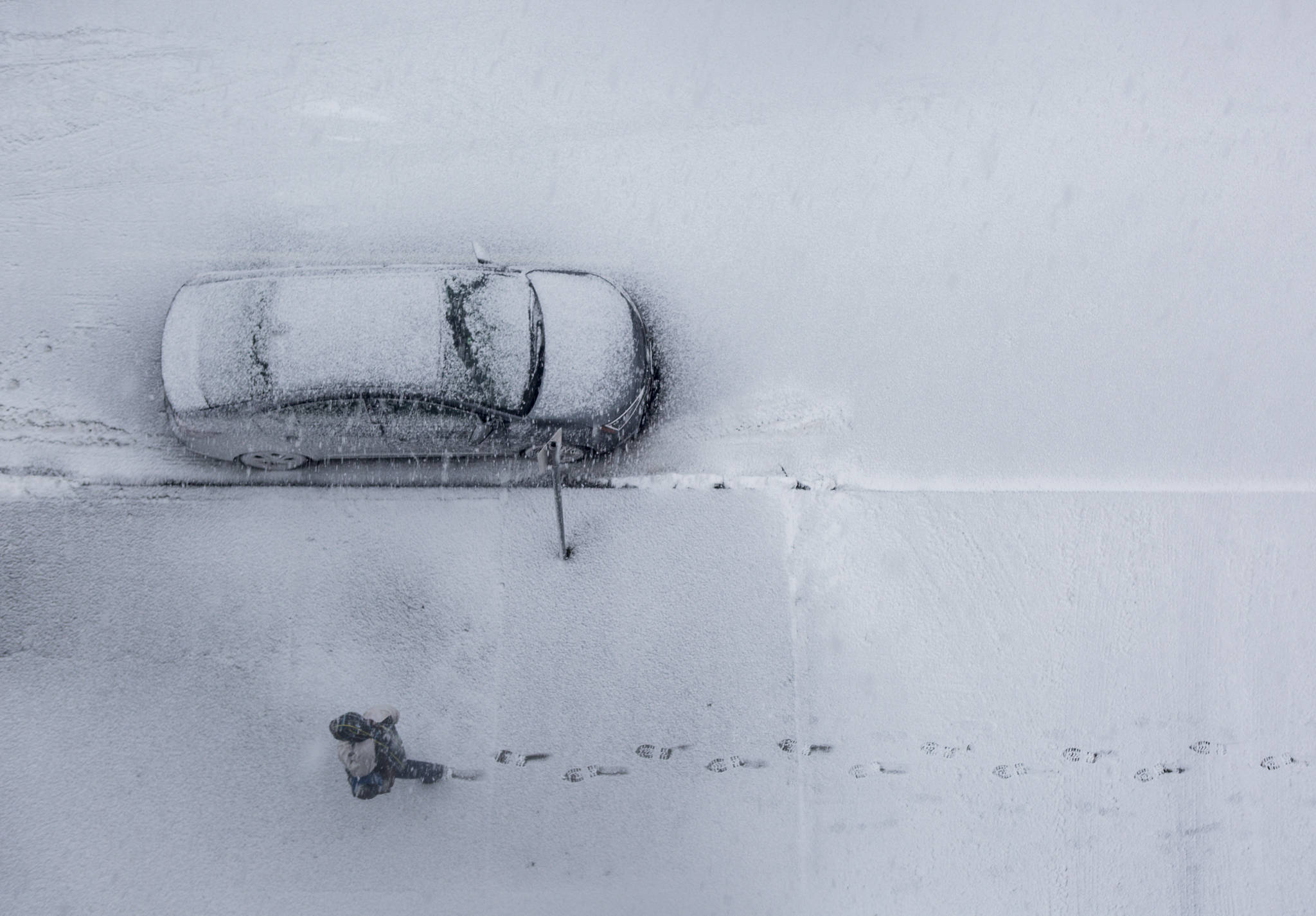 A man walks through fresh snow in downtown Everett on Wednesday. (Olivia Vanni / The Herald)