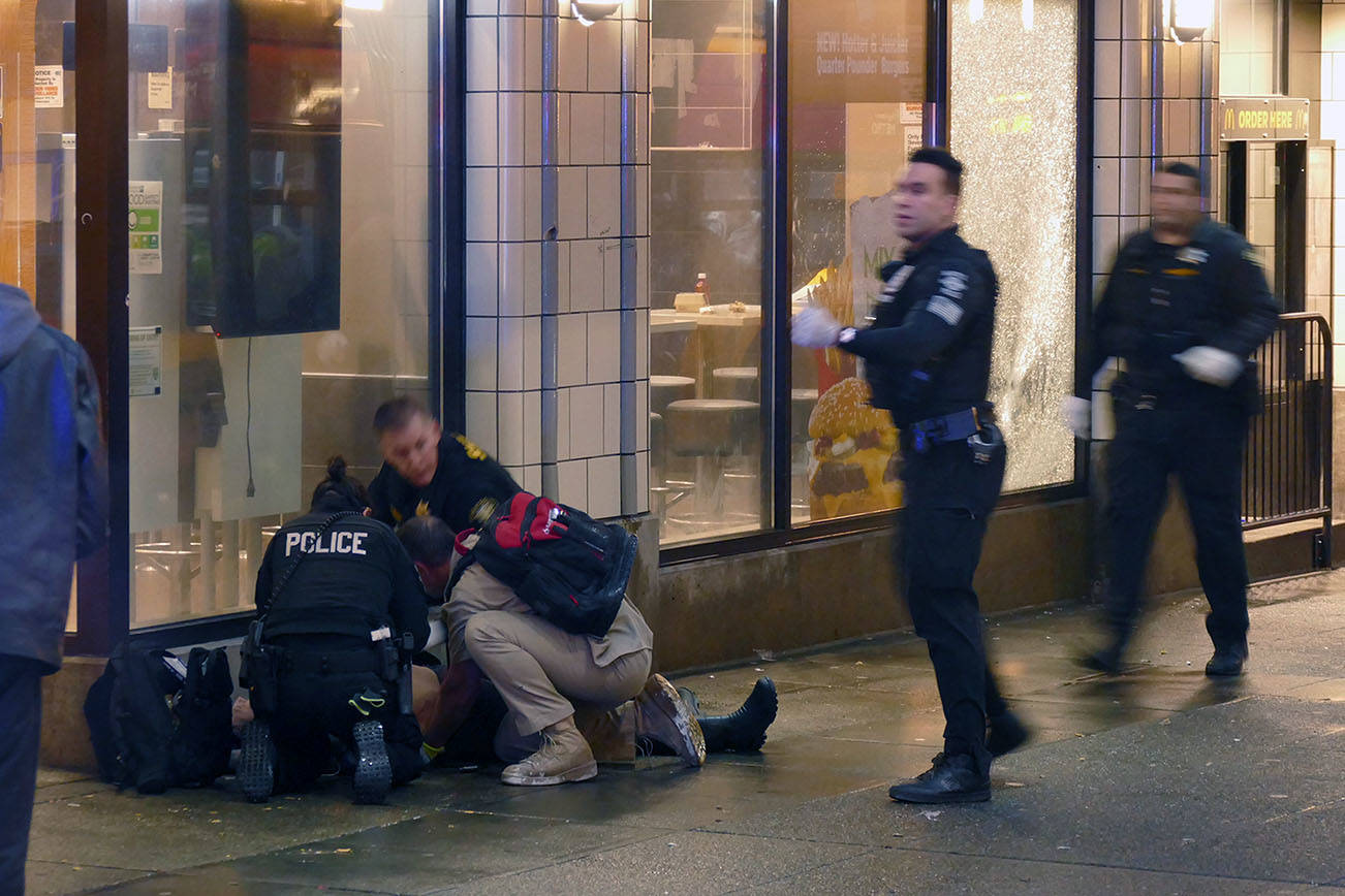 1 dead, 7 injured in shooting on downtown Seattle sidewalk