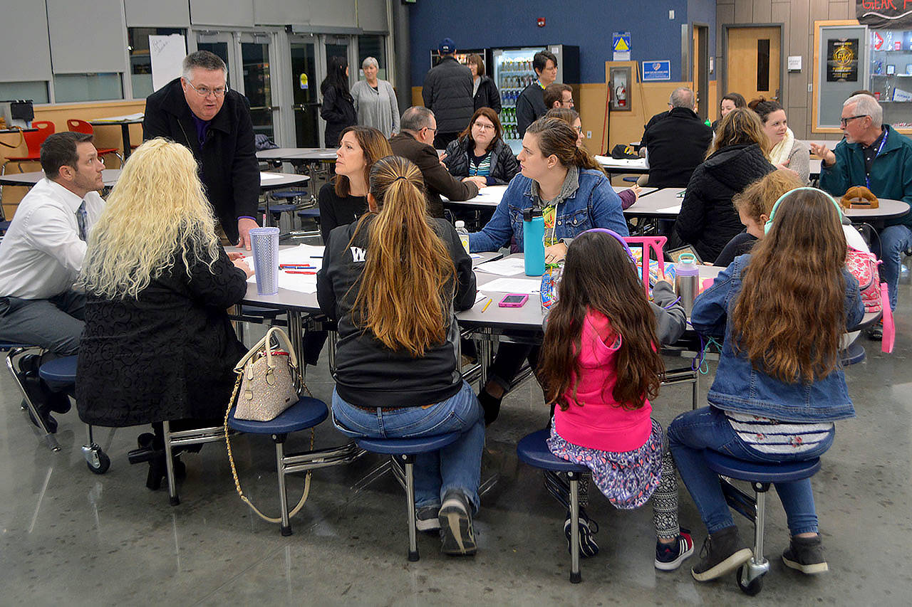 School board member Paul Galovin (left) talks with City Councilman Kelly Richards and others about school boundaries. (Marysville Globe)