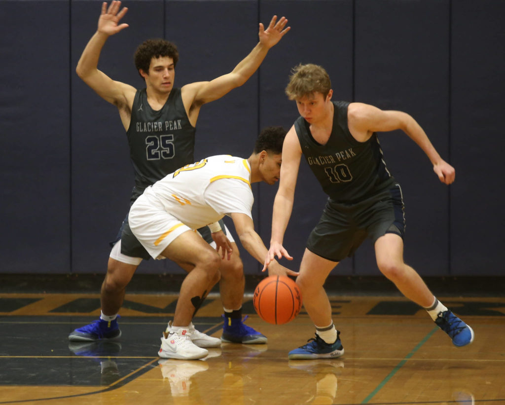 Glacier Peakճ Tristen Bates (10) steals the ball in the first quarter. Mariner lost to Glacier Peak 90-87 in double overtime in a boys’ basketball game on Tuesday, Feb. 11, 2020 in Everett, Wash. (Andy Bronson / The Herald)
