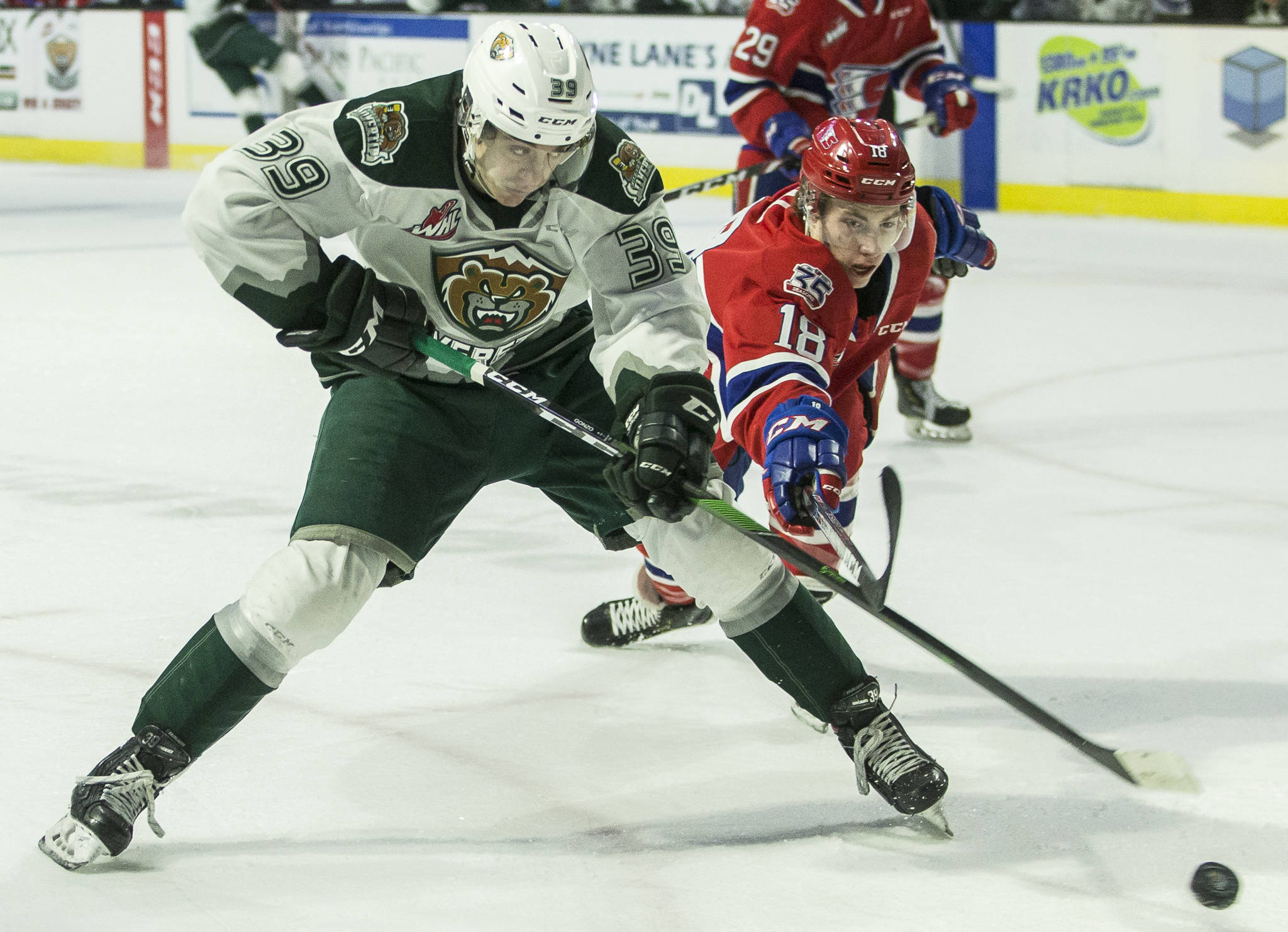 The Silvertips’ Gage Goncalves fights with the Chiefs’ Filip Kral for the puck during a game on Jan. 26, 2020, at Angel of the Winds Arena in Everett. (Olivia Vanni / The Herald)