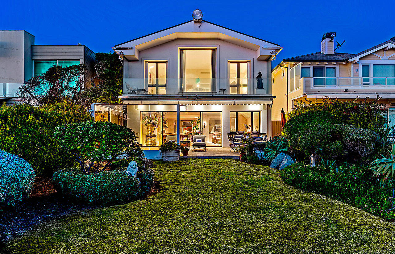 Mindy Kaling paid $9.55 million for the longtime Malibu beach home of late singer Frank Sinatra and his fourth wife, Barbara. Custom built for the Sinatras, the seven-bedroom house features an open floor plan, an indoor/outdoor boor and a master suite with a sauna. The oceanfront home is in the Broad Beach section of Malibu and has sprawling views of the beach. (Mike Helfrich / TNS)