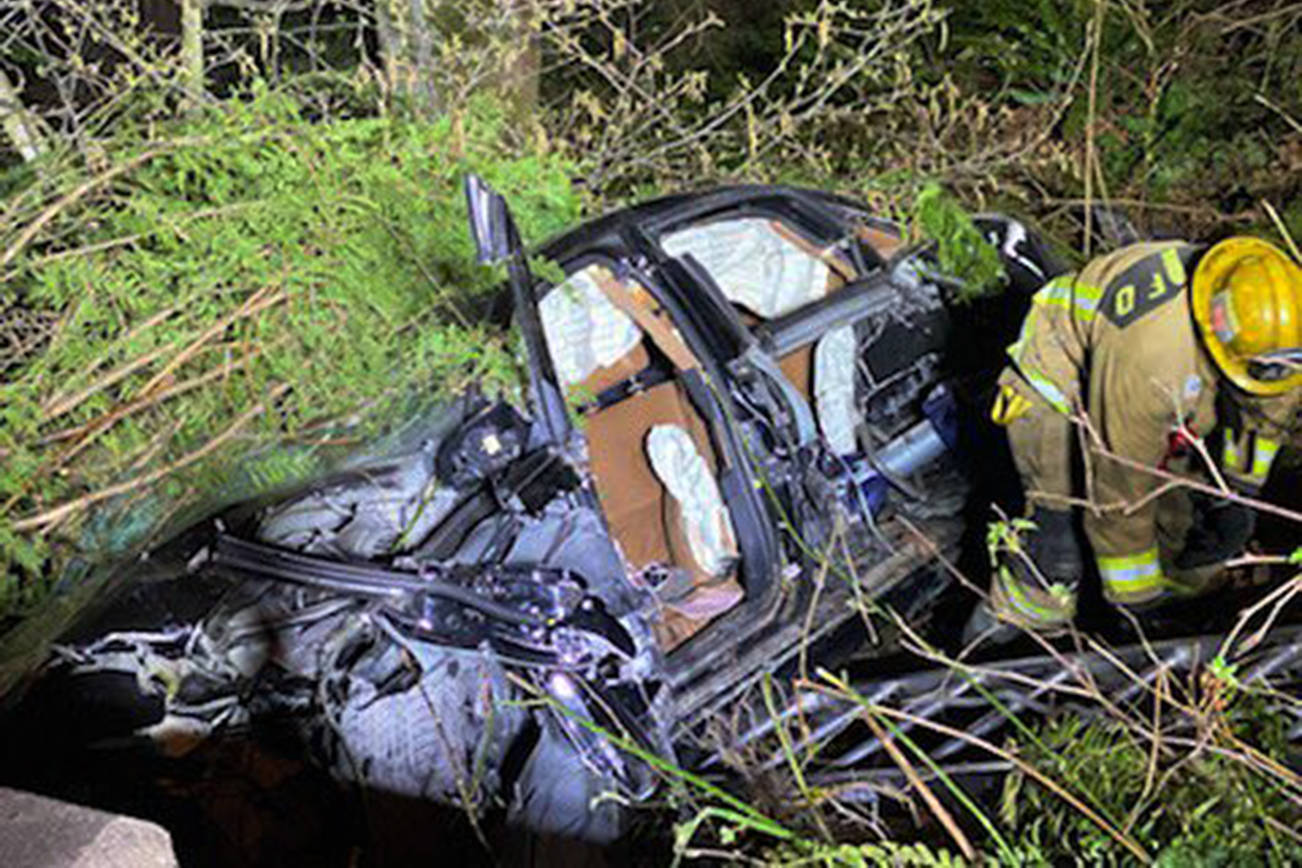 1 seriously injured in car crash in Lake Stevens